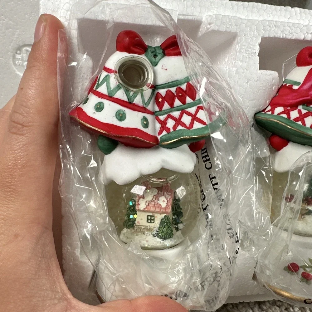 Pfaltzgraff Winterberry Snow Globe Salt & Pepper Shaker Set With Box Bells Holly